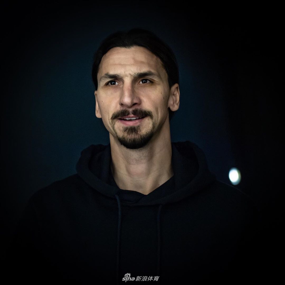 伊布亮相米兰！身披21号球衣