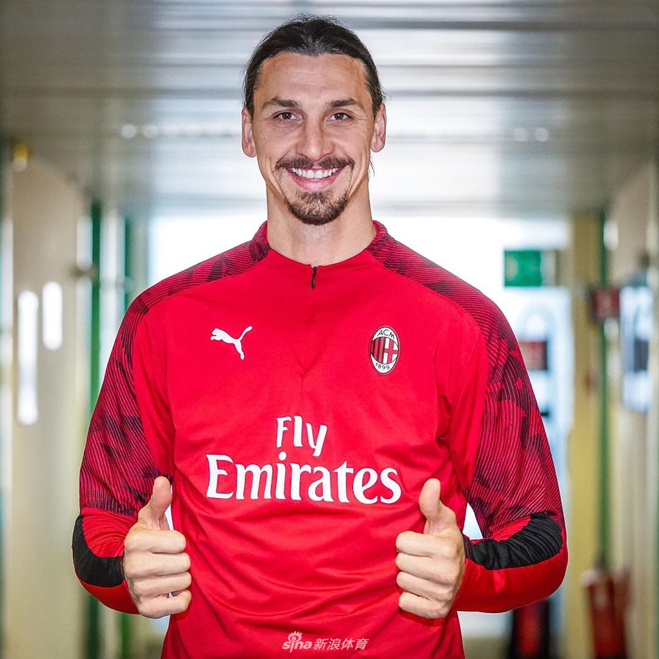 伊布亮相米兰！身披21号球衣