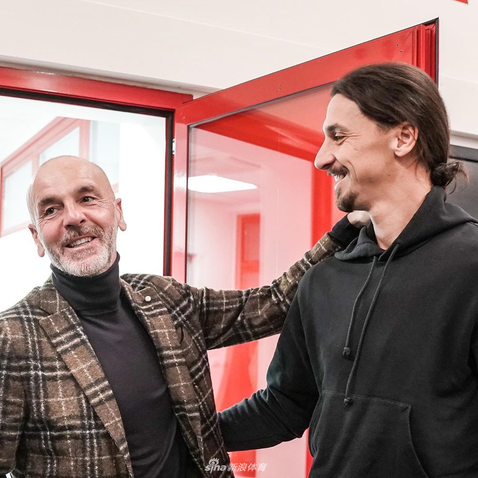 伊布亮相米兰！身披21号球衣