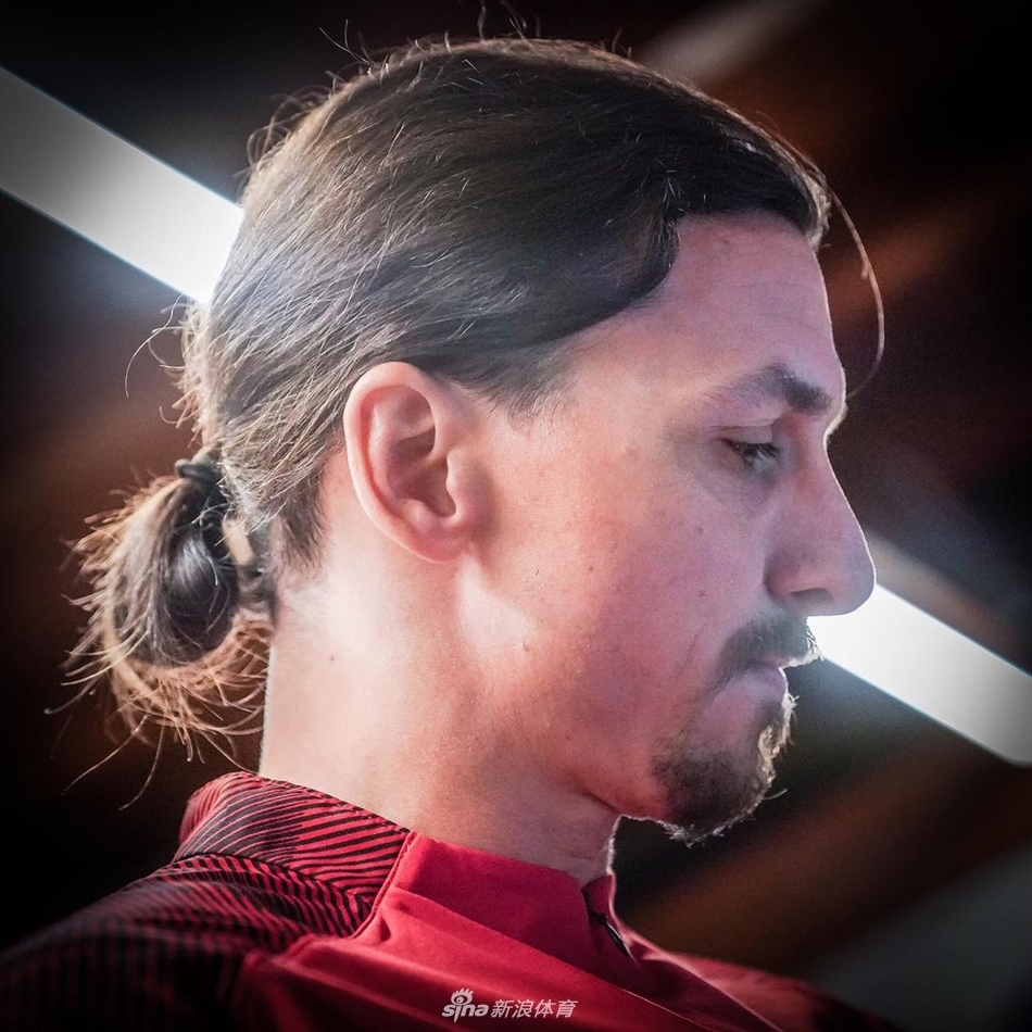 伊布亮相米兰！身披21号球衣