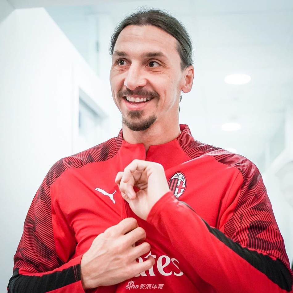 伊布亮相米兰！身披21号球衣