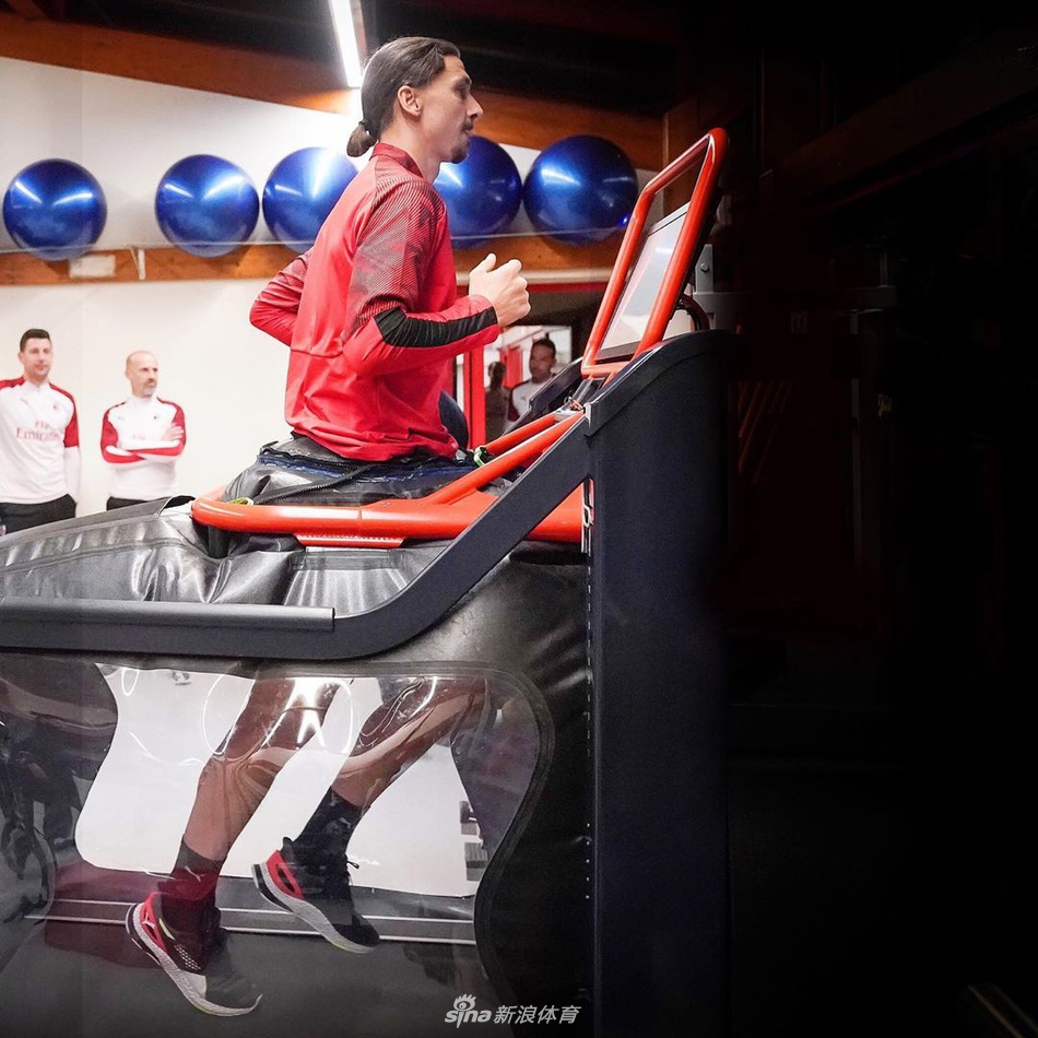 伊布亮相米兰！身披21号球衣