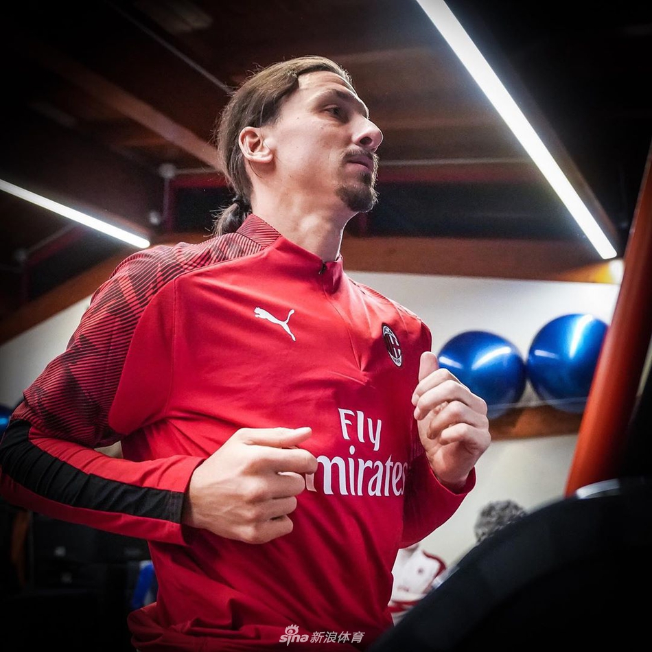 伊布亮相米兰！身披21号球衣
