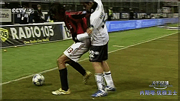 扯裤锁喉+抱摔！足坛那些“神”级防守