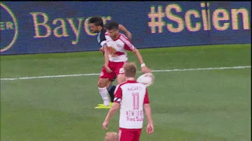 扯裤锁喉+抱摔！足坛那些“神”级防守