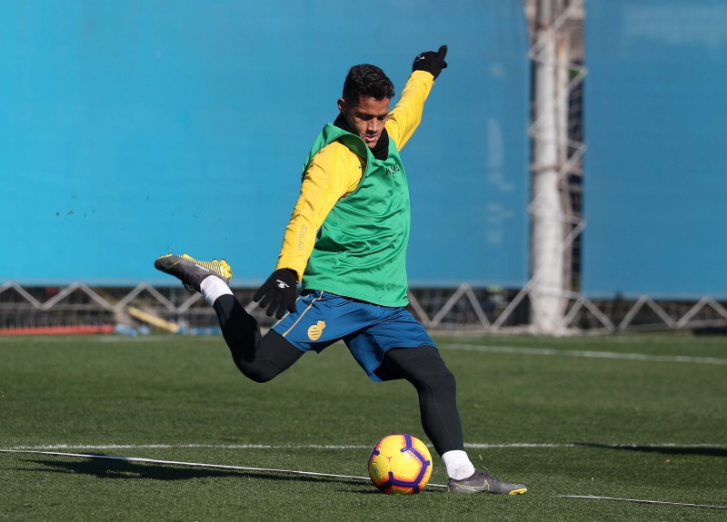 世界聚焦于你！西班牙人训练课武磊成镜头焦点