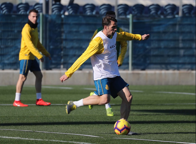 世界聚焦于你！西班牙人训练课武磊成镜头焦点