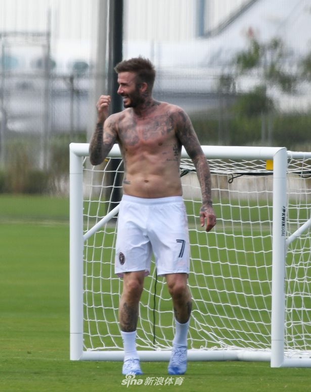 小贝和家人踢球裸上身秀起腹肌