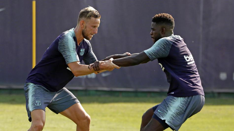 巴萨训练备战西超杯 梅西苏神脸上笑开花