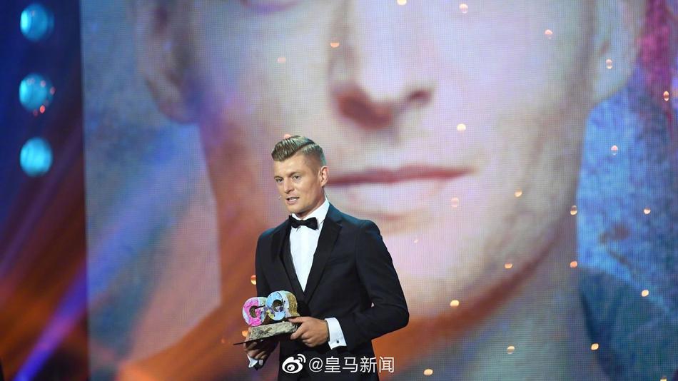 西装帅呆！克罗斯获年度偶像大奖