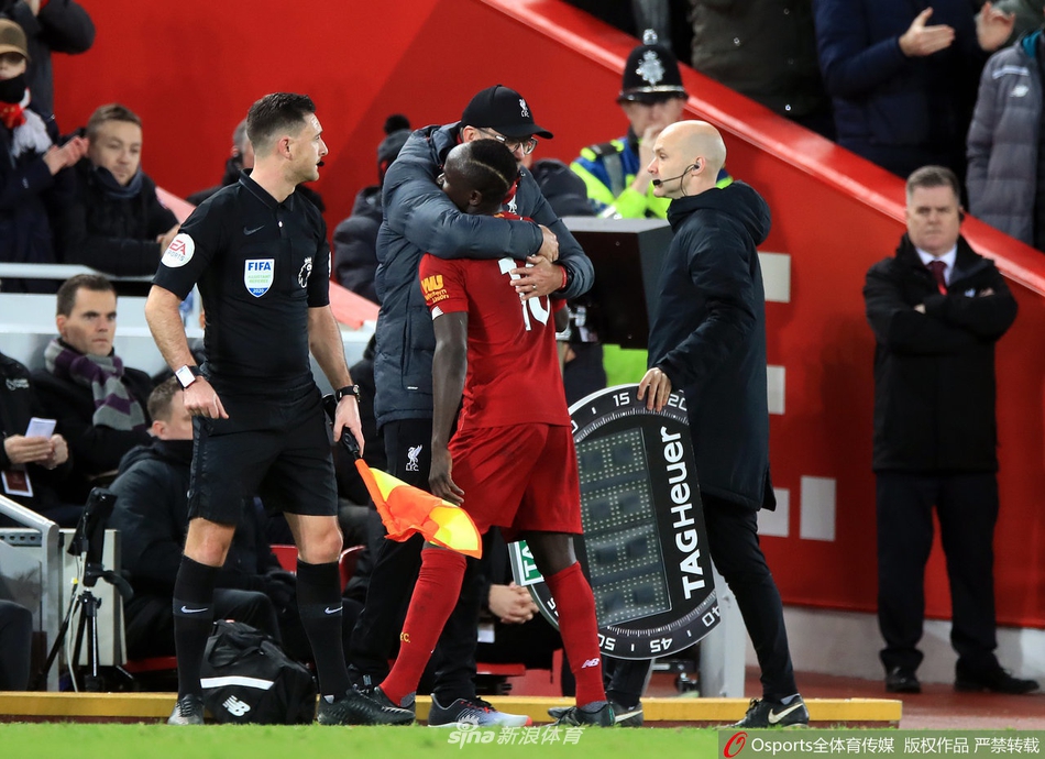 英超-萨拉赫马内进球 利物浦2-0