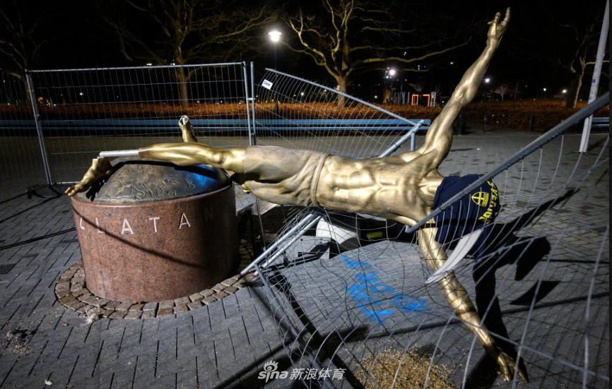 伊布雕像遭损毁！脚被锯断全身掀翻