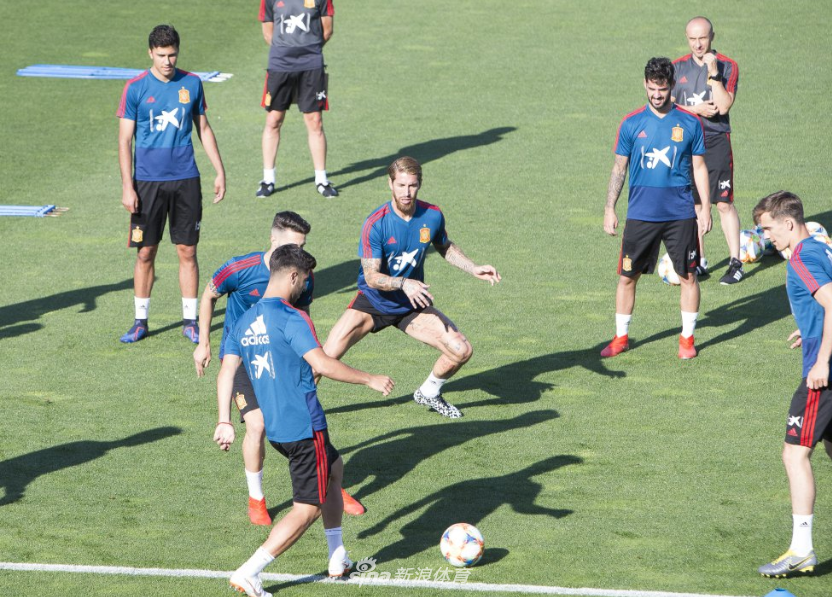 拉莫斯被谁怼了？西班牙训练中痛苦倒地