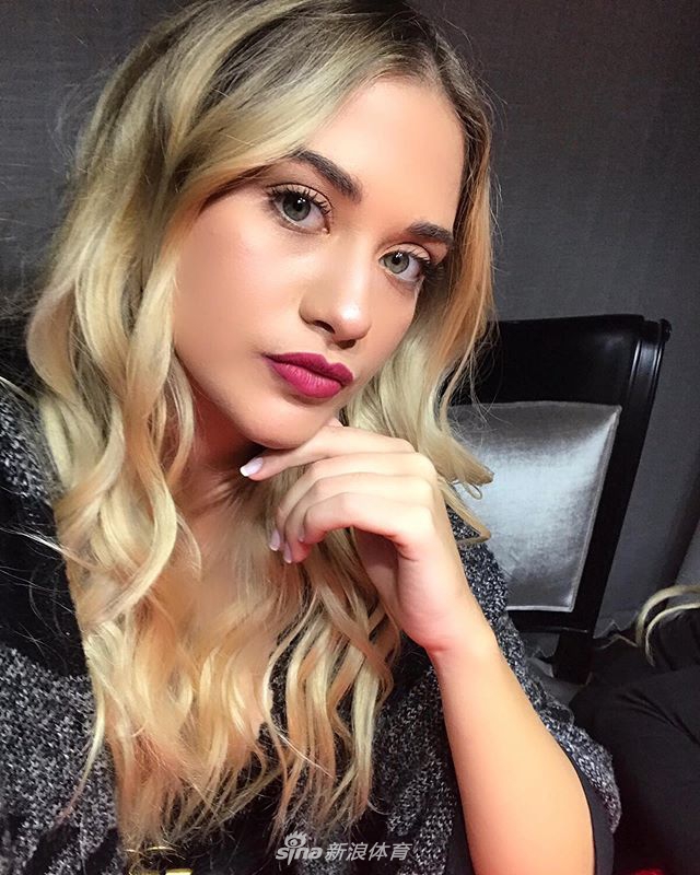 撒狗粮！阿圭罗和女友一同庆生