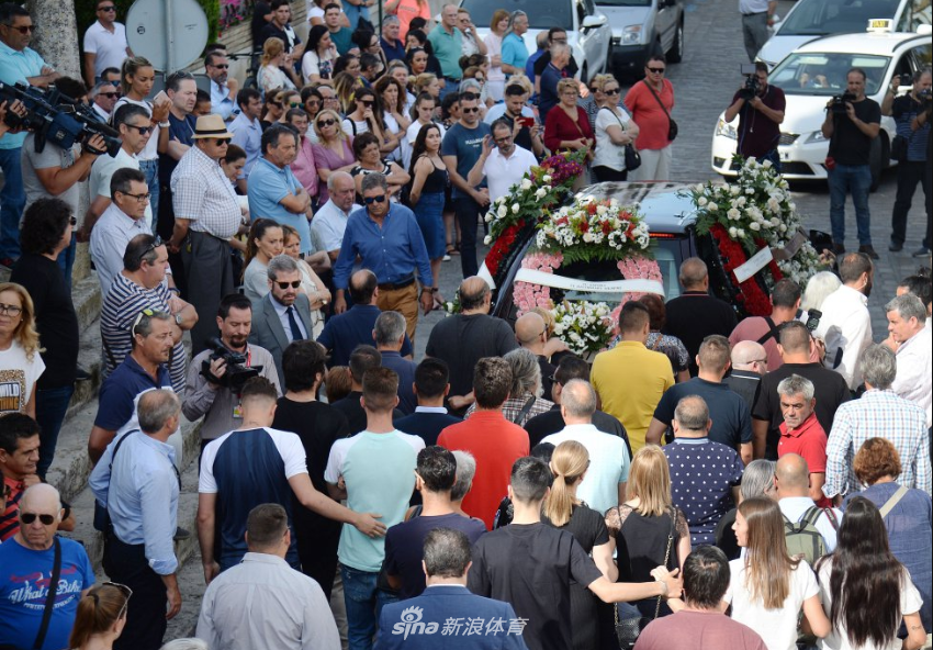 哀悼！上万人掩泪告别雷耶斯