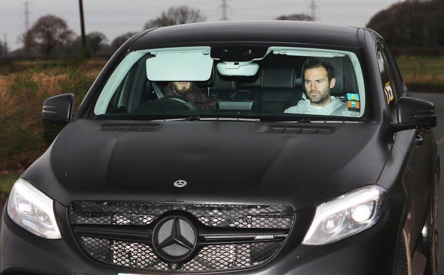 曼联众将开豪车去训练！谁的最靓？