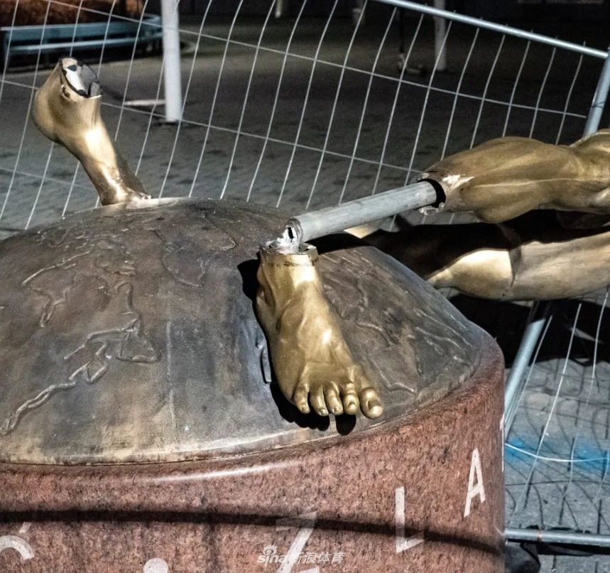 伊布雕像遭损毁！脚被锯断全身掀翻