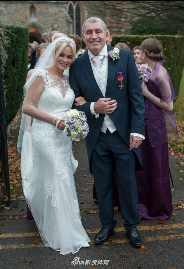 彼得-希尔顿和妻子相差21岁