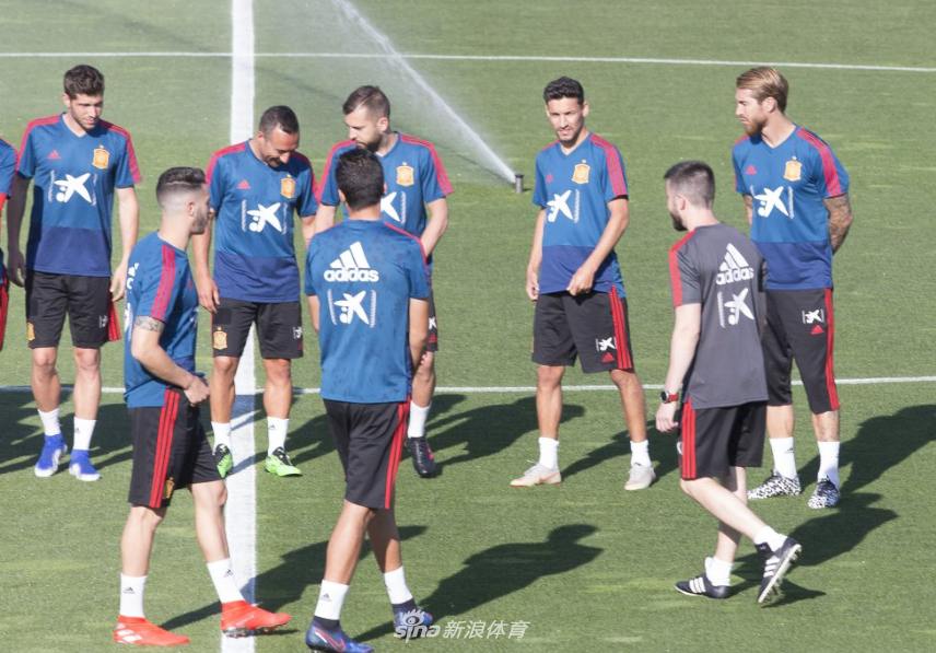 拉莫斯被谁怼了？西班牙训练中痛苦倒地