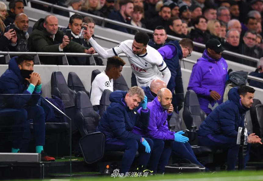 甩脸子给谁看？阿里被换下怒摔水瓶+球鞋