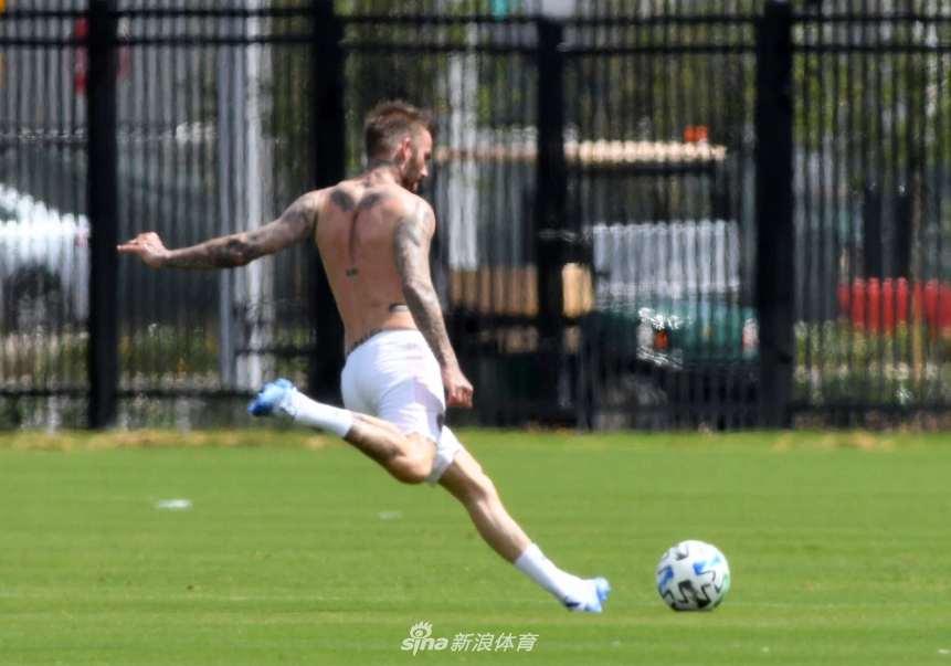 小贝和家人踢球裸上身秀起腹肌