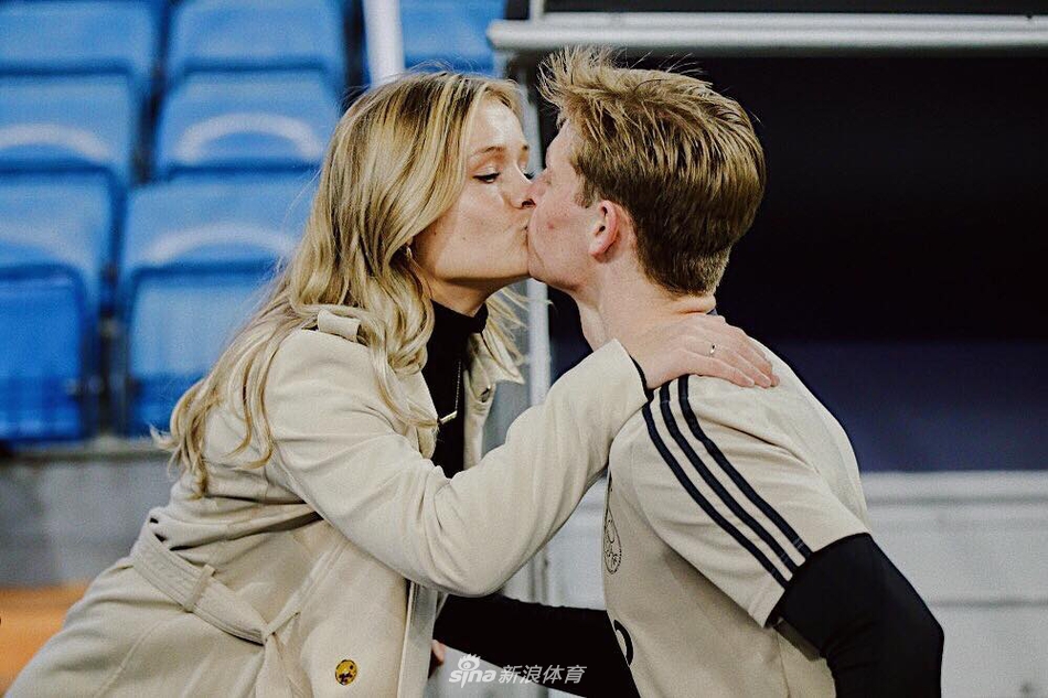 清纯可人！德容女友健美身材小清新