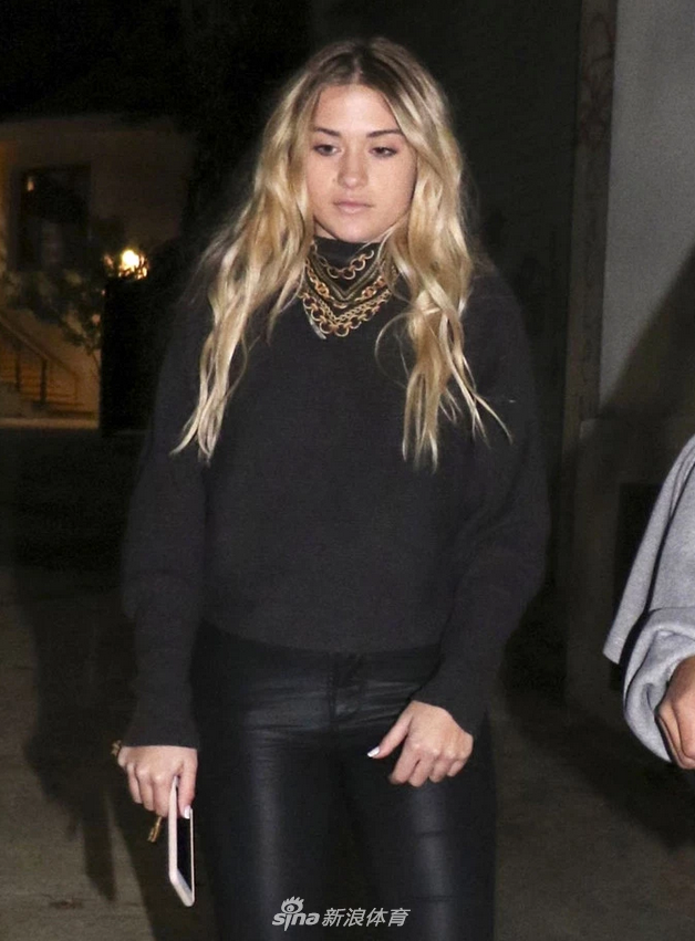 撒狗粮！阿圭罗和女友一同庆生