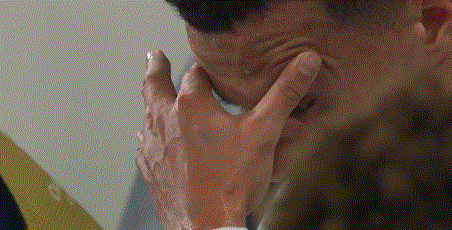 甩脸子给谁看？阿里被换下怒摔水瓶+球鞋