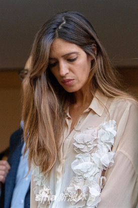 卡西出院了！手牵妻子笑容洋溢