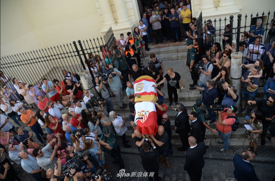 哀悼！上万人掩泪告别雷耶斯