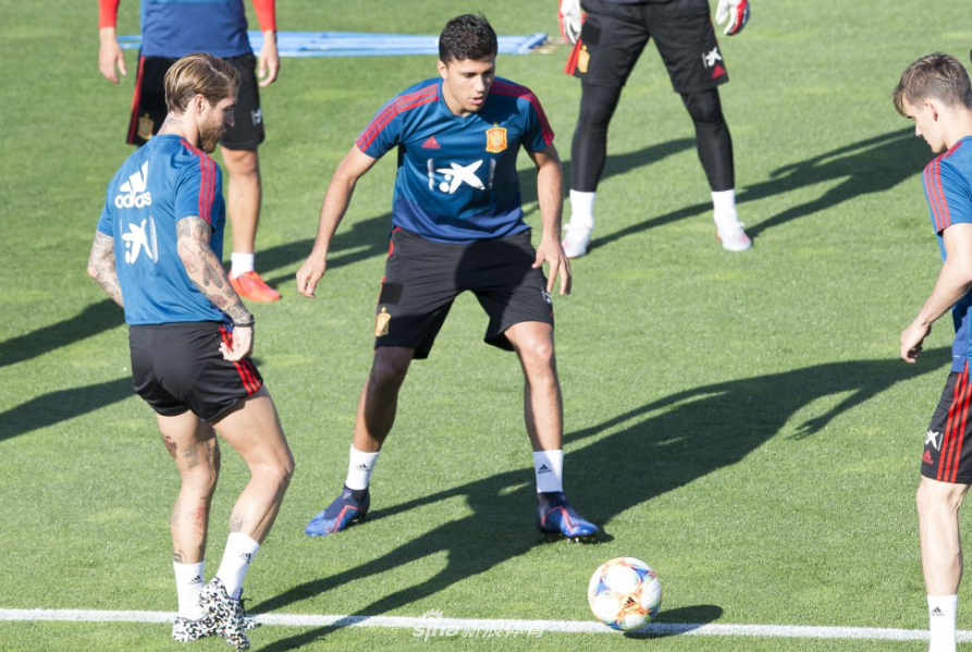 拉莫斯被谁怼了？西班牙训练中痛苦倒地