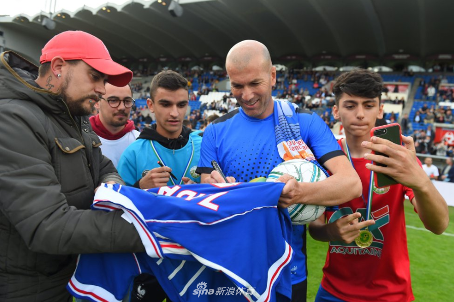 温格马赛回旋过掉齐达内？球场面对面PK