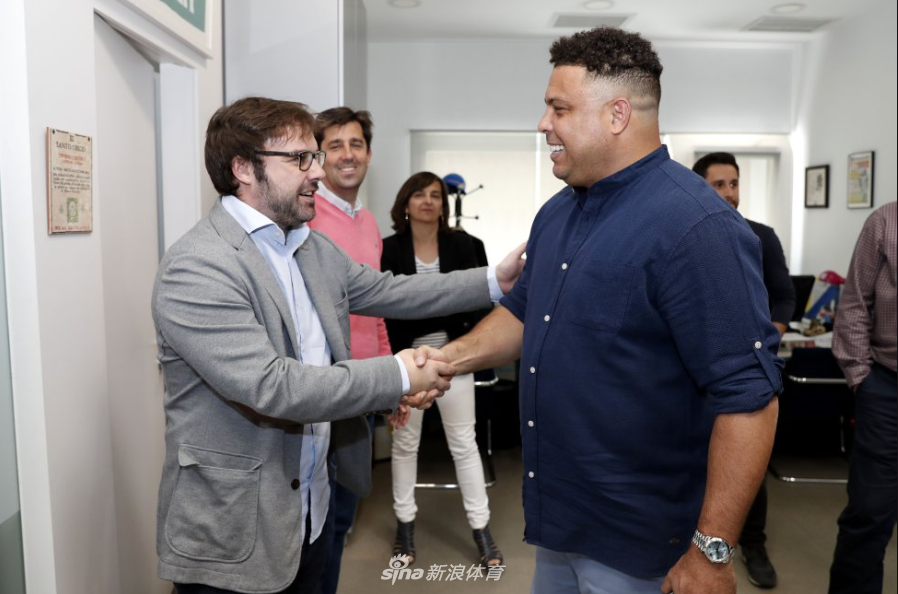 大罗又胖了?肚子越来越圆