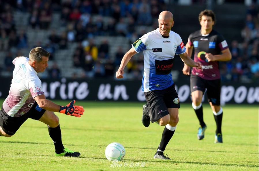 温格马赛回旋过掉齐达内？球场面对面PK