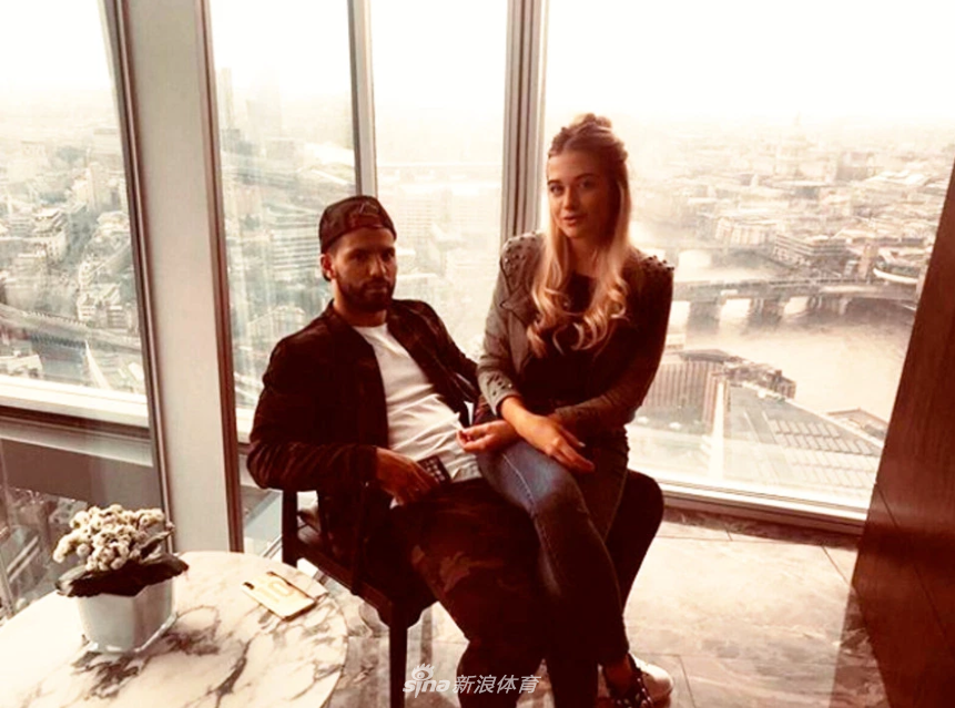 撒狗粮！阿圭罗和女友一同庆生