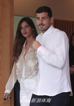 卡西出院了！手牵妻子笑容洋溢