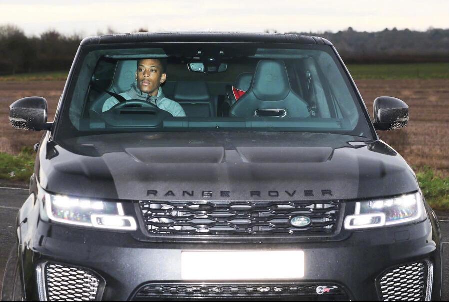 曼联众将开豪车去训练！谁的最靓？