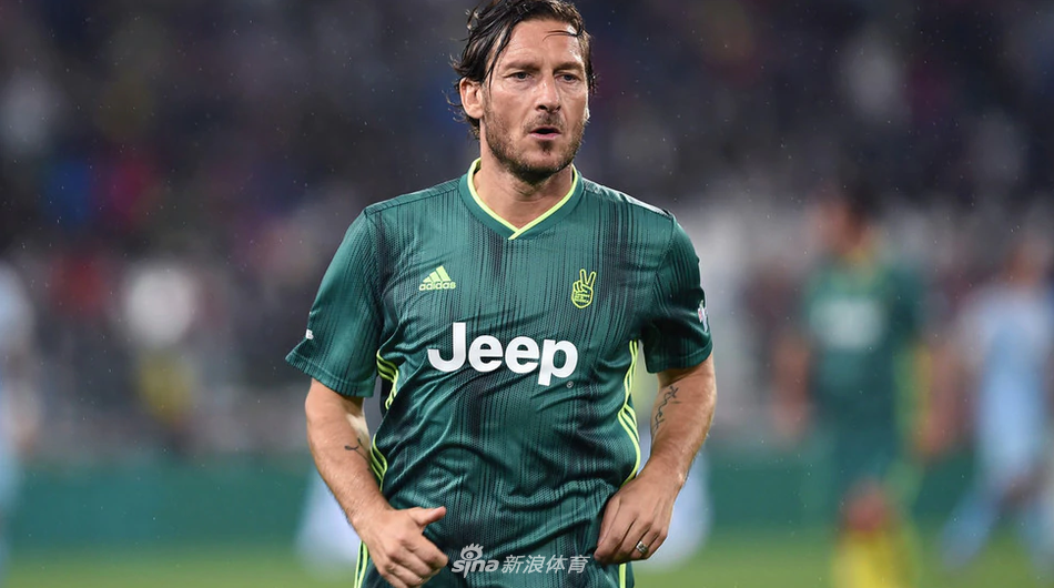 C罗慈善赛再演神级倒钩!搭档皮尔洛托蒂阵容太美