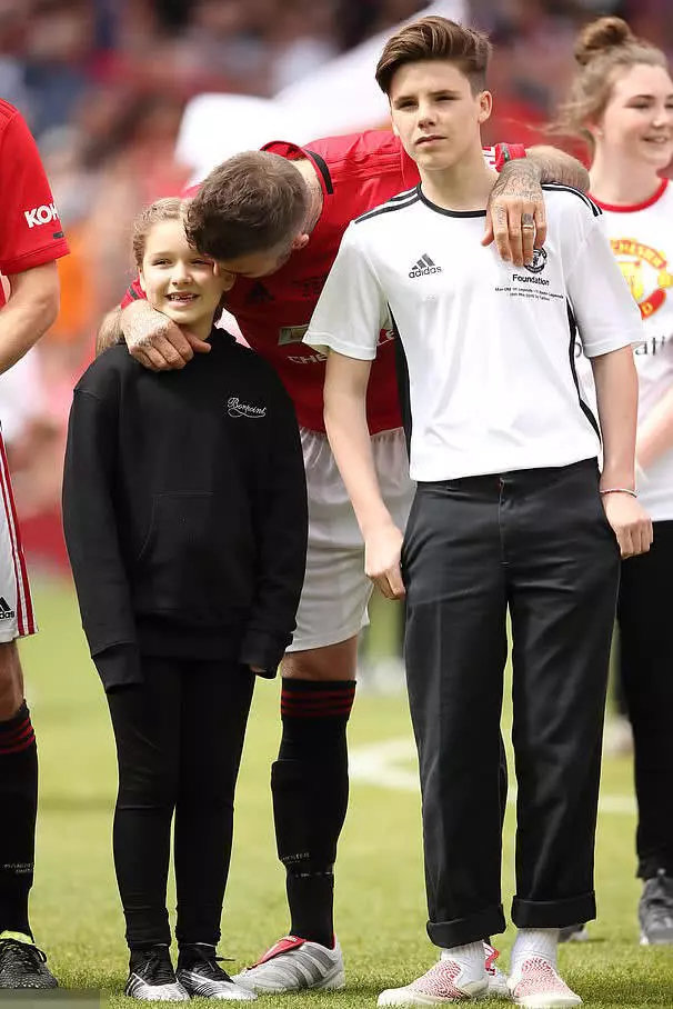 小贝与儿女同框 小七怎么一脸嫌弃？