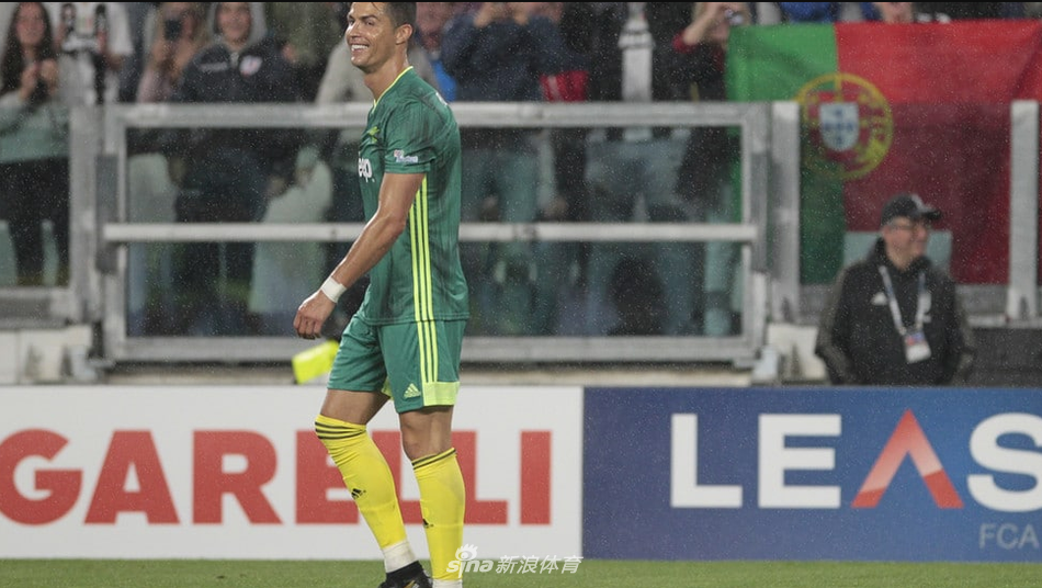 C罗慈善赛再演神级倒钩!搭档皮尔洛托蒂阵容太美