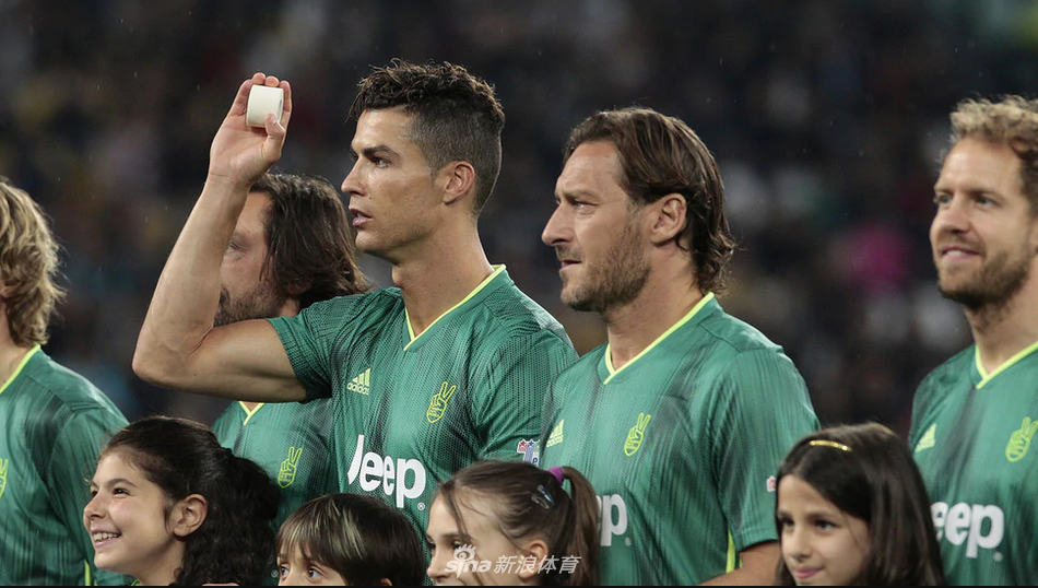 C罗慈善赛再演神级倒钩!搭档皮尔洛托蒂阵容太美