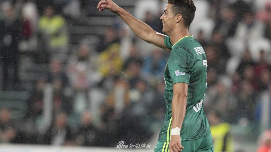 C罗慈善赛再演神级倒钩!搭档皮尔洛托蒂阵容太美