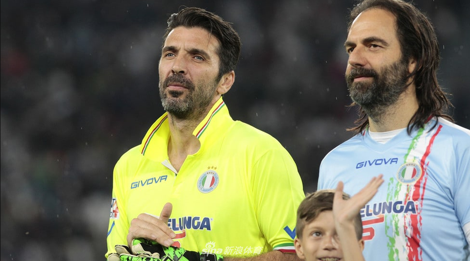 C罗慈善赛再演神级倒钩!搭档皮尔洛托蒂阵容太美