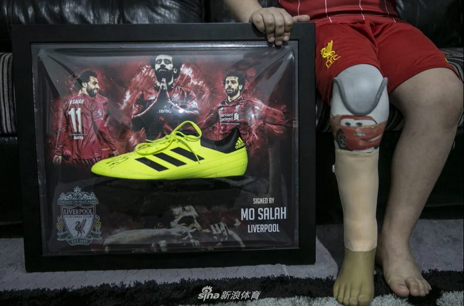 萨拉赫善举！送残疾男孩签名球鞋