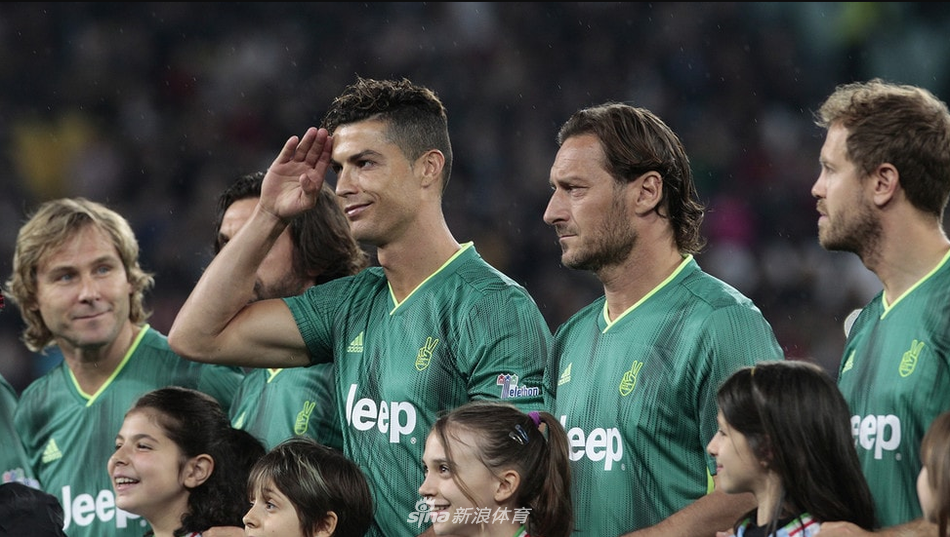 C罗慈善赛再演神级倒钩!搭档皮尔洛托蒂阵容太美