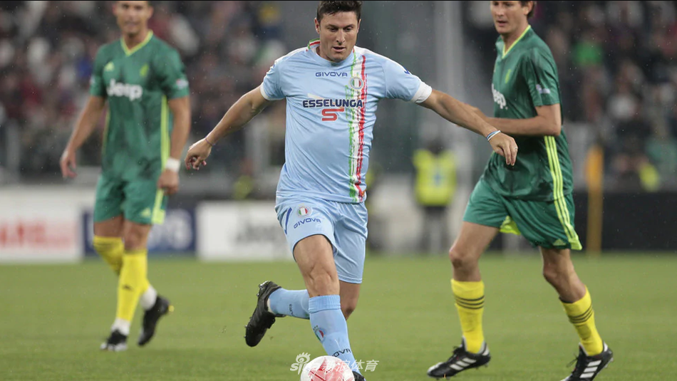 C罗慈善赛再演神级倒钩!搭档皮尔洛托蒂阵容太美