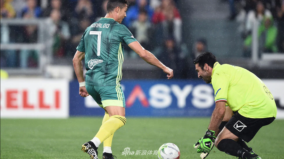 C罗慈善赛再演神级倒钩!搭档皮尔洛托蒂阵容太美