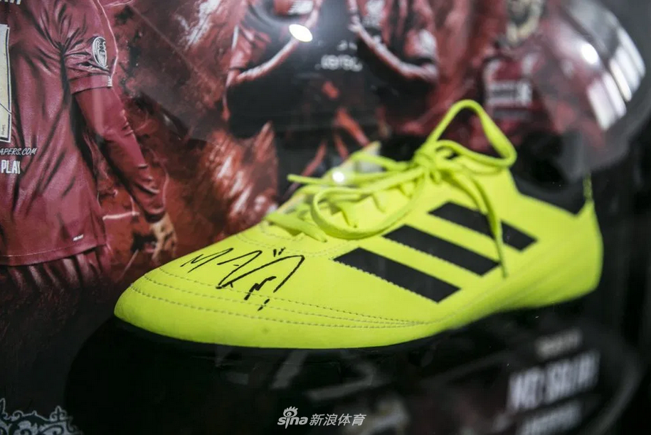 萨拉赫善举！送残疾男孩签名球鞋