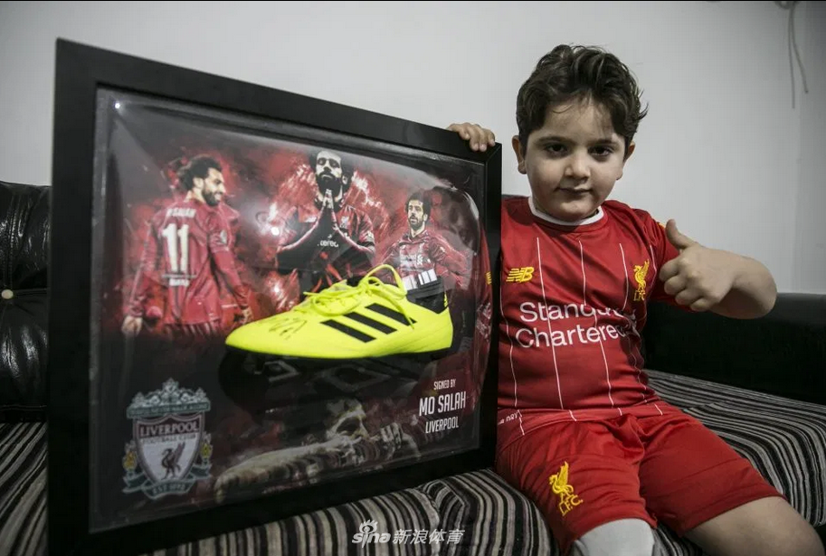 萨拉赫善举！送残疾男孩签名球鞋