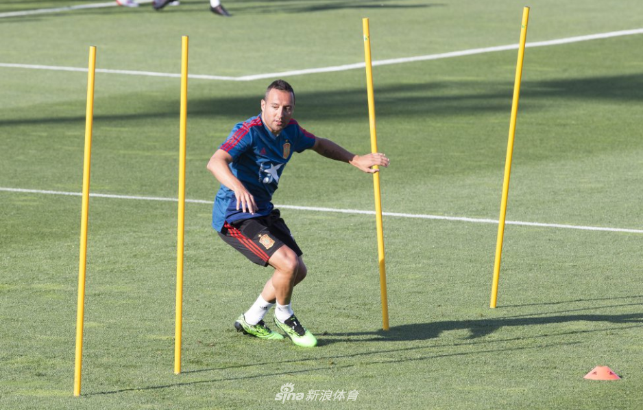 拉莫斯被谁怼了？西班牙训练中痛苦倒地